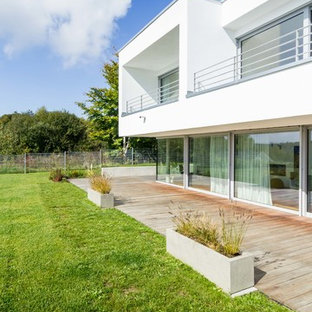 Mittelgroße, Überdachte Moderne Terrasse hinter dem Haus mit Kübelpflanzen in Stuttgart