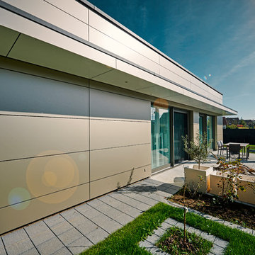modernes Atriumhaus in ökologischer Holzbauweise mit Metallfassade