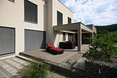 Design ideas for a contemporary back terrace in Frankfurt with a roof extension.
