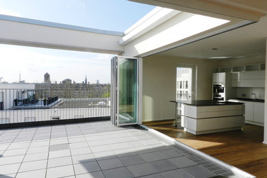 Medium sized contemporary roof terrace in Cologne.