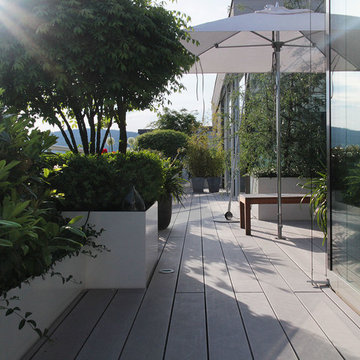 Sonnenterrasse des modernen Penthouses mit bildschöner Terrassengestaltung