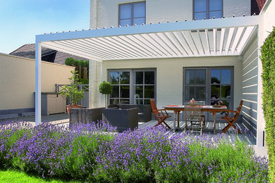 Mittelgroße Moderne Pergola Terrasse hinter dem Haus in Sonstige
