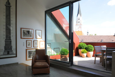 Moderne Terrasse mit Kübelpflanzen in München