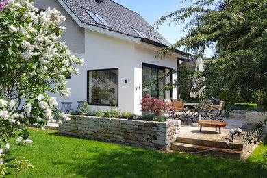 Urige Terrasse mit Kübelpflanzen in Hannover