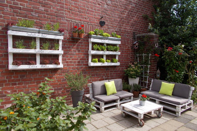 Свежая идея для дизайна: двор в стиле шебби-шик - отличное фото интерьера