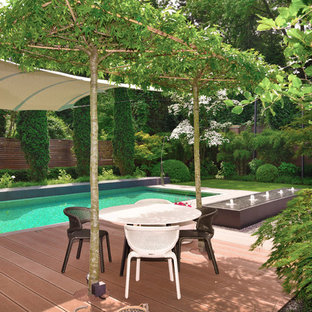 Große Moderne Terrasse hinter dem Haus mit Wasserspiel und Markisen in Köln