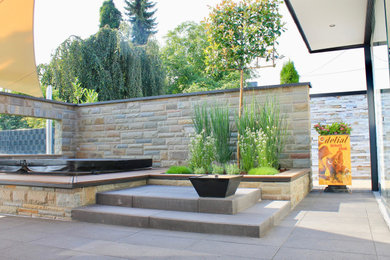 Imagen de terraza actual con cocina exterior