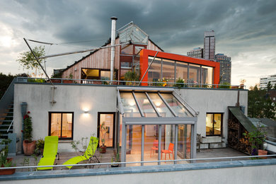 Große, Unbedeckte Industrial Dachterrasse im Dach mit Kübelpflanzen und Sonnenschutz in Düsseldorf