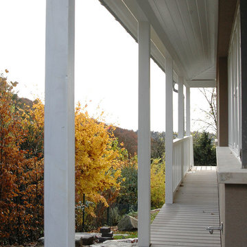 Zeitlose, wetterfeste Terrasse mit grauen WPC Terrassendielen (massiv)