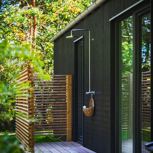 Cette photo montre une terrasse avec une douche extérieure arrière scandinave.