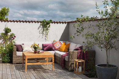Diseño de terraza mediterránea de tamaño medio sin cubierta en azotea con jardín de macetas