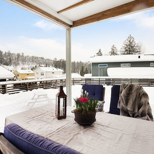 Inspiration för nordiska terrasser på baksidan av huset, med markiser