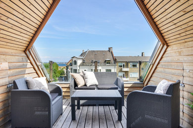 Пример оригинального дизайна: терраса среднего размера в скандинавском стиле с защитой от солнца