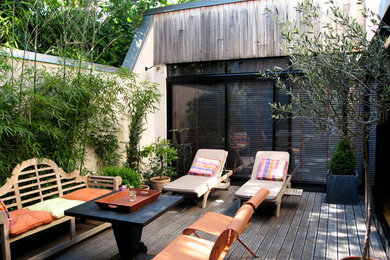 Inspiration for a mid-sized contemporary deck container garden remodel in Nancy