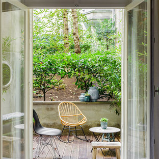 Inspiration for a mid-sized contemporary courtyard deck container garden remodel in Paris with no cover