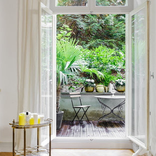 Aménagement d'une terrasse avec des plantes en pots contemporaine de taille moyenne avec aucune couverture.