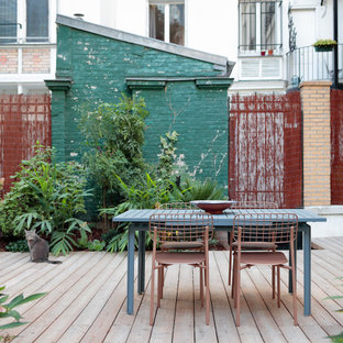 Cette image montre une terrasse design avec aucune couverture.