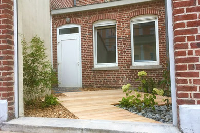 Стильный дизайн: маленький двор на внутреннем дворе в стиле модернизм с настилом для на участке и в саду - последний тренд