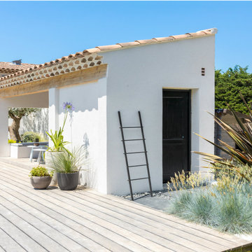 Aménagement extérieur en bois exotique, Pergola, Plage piscine, et mobilier.