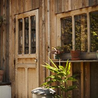 Foto di un grande patio o portico stile shabby con un giardino in vaso e una pergola