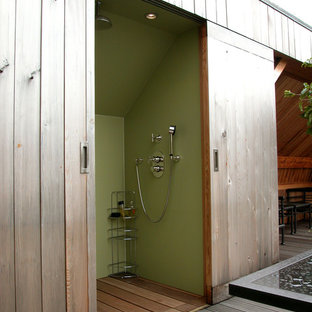 Idée de décoration pour une terrasse avec une douche extérieure design avec aucune couverture.