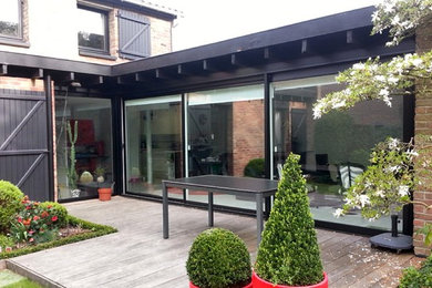 Modelo de terraza minimalista de tamaño medio en patio trasero