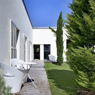 Aménagement d'une terrasse latérale contemporaine de taille moyenne avec aucune couverture.