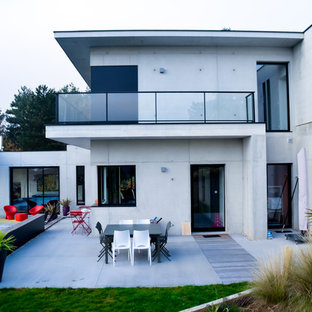Cette image montre une terrasse avec des plantes en pots design de taille moyenne avec aucune couverture.