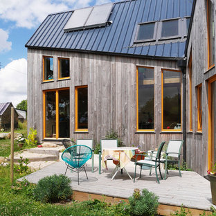Cette image montre une terrasse arrière design de taille moyenne avec aucune couverture.