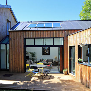 Réalisation d'une terrasse arrière design de taille moyenne avec aucune couverture.