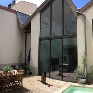 Foto di un piccolo patio o portico industriale dietro casa con pedane e nessuna copertura