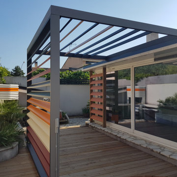 Création et installation d'une pergola coulissante colorée