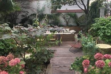 Idée de décoration pour une terrasse en bois avant champêtre de taille moyenne avec un foyer extérieur et aucune couverture.