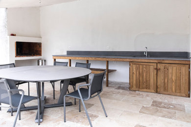 Идея дизайна: большой двор в современном стиле с летней кухней, навесом и покрытием из каменной брусчатки