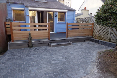 This is an example of a modern patio in Brest.