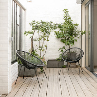 Foto di un patio o portico scandinavo davanti casa con pavimentazioni in mattoni e nessuna copertura