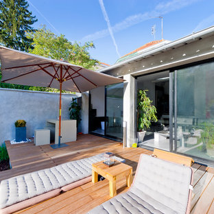 Idée de décoration pour une terrasse arrière design de taille moyenne.