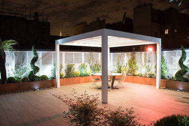 Diseño de terraza minimalista de tamaño medio en azotea con jardín de macetas y pérgola