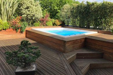 Inspiration for a medium sized contemporary patio in Toulouse with a potted garden, decking and a pergola.