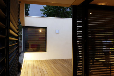 Idée de décoration pour une petite terrasse latérale design.