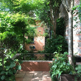 Ispirazione per un piccolo patio o portico shabby-chic style con un focolare