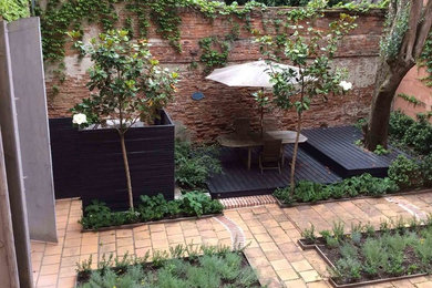 Aménagement d'une terrasse classique avec une cour.