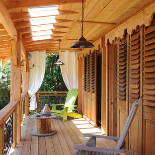 Idée de décoration pour une terrasse avec des plantes en pots arrière bohème de taille moyenne avec une extension de toiture.