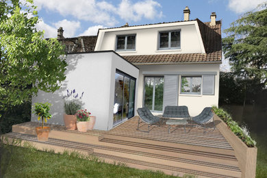 Cette image montre une terrasse avec des plantes en pots arrière minimaliste de taille moyenne avec aucune couverture.