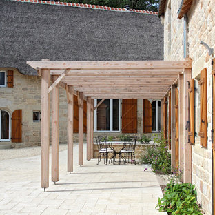 Exemple d'une terrasse nature avec une pergola.