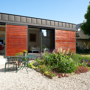 Idée de décoration pour une terrasse arrière design de taille moyenne avec du gravier et aucune couverture.