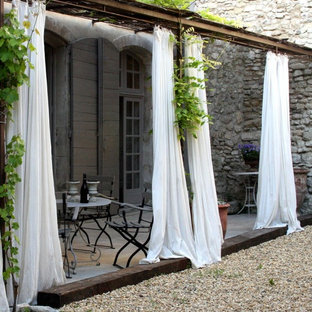 Idées déco pour une terrasse romantique de taille moyenne avec une pergola.