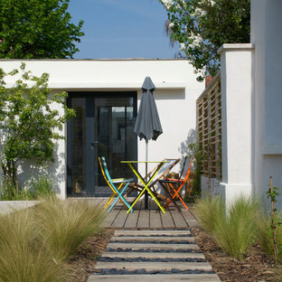 Cette photo montre une terrasse arrière bord de mer de taille moyenne avec aucune couverture.
