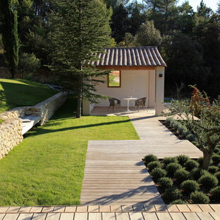 Idées déco pour une terrasse contemporaine de taille moyenne avec une terrasse en bois et un gazebo ou pavillon.