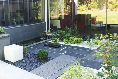Cette photo montre une terrasse moderne de taille moyenne avec une cour et aucune couverture.